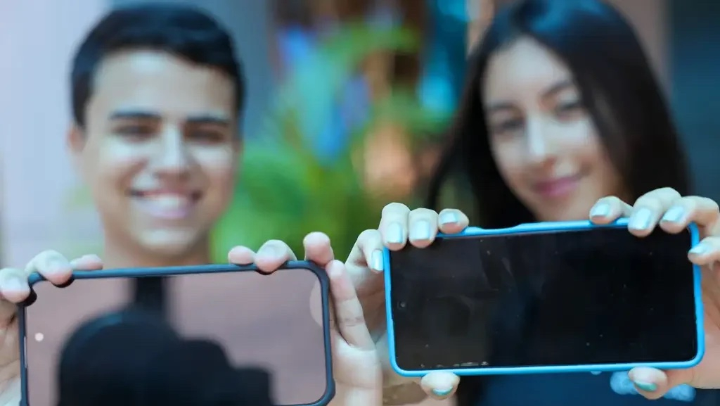 Pesquisa do MEC mostra que lei regulamentando celular nas escolas ampliou participação dos estudantes e convivência