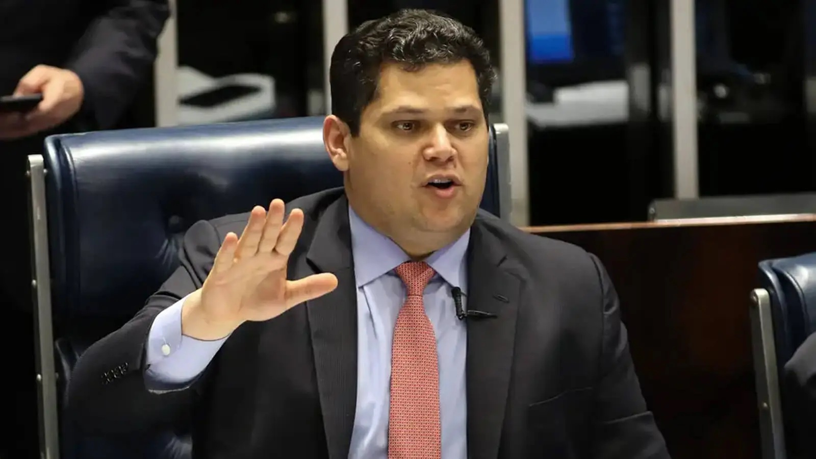 Pressão pelo fim da escala 6×1 cresce no Senado enquanto Alcolumbre mantém ritmo lento