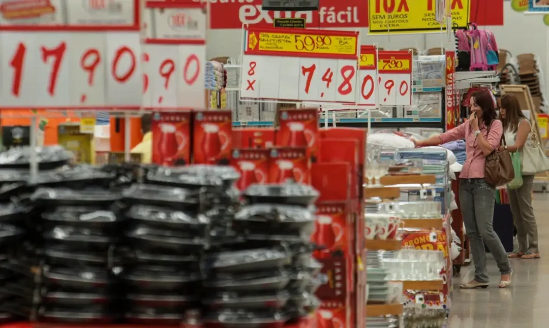Prévia da inflação perde força pelo 2º mês; conta de luz é o que mais pesa no bolso