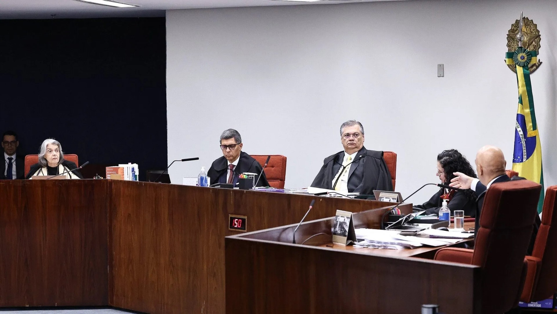 STF determina fim de aposentadoria compulsória para juízes condenados